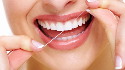 É melhor passar o fio dental antes ou depois da escovação?