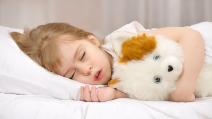 Crianças que dormem pouco podem ter mais vontade de comer, diz estudo