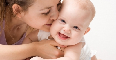 O carinho dos pais transforma o cérebro do bebê. Leia!