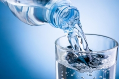Porque devemos tomar 8 copos de água por dia?