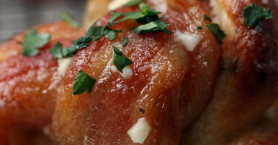 Estes nozinhos de bacon recheados com pão de alho vão levar os petiscos da sua festa para um outro nível!