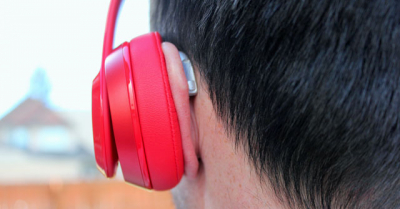 Fones de ouvido podem estar ligados à perda auditiva? Especialista explica
