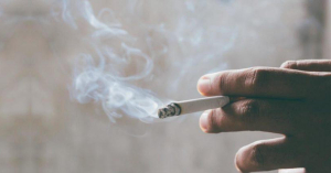 Curiosidades: Homens que fumam e acendem o cigarro para o chefe são promovidos mais rapidamente