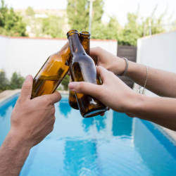Você também é  fã da combinação cerveja + piscina?