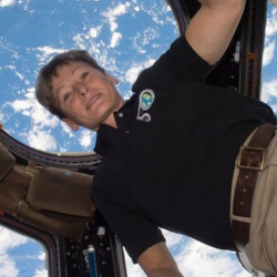 Conheça um pouco sobre Peggy Whitson, a primeira mulher a comandar a Estação Espacial Internacional