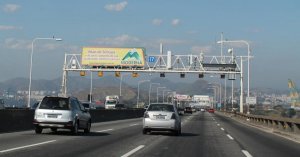 Painel Front Light na Ponte Rio-Niterói - pórtico 17 - sentido do Rio para Niterói