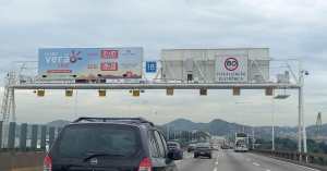 Painel Front Light na Ponte Rio-Niterói - pórtico 18 - sentido do Rio para Niterói