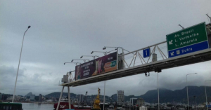 Painel Front Light na Ponte Rio-Niterói - pórtico 01 - sentido de Niterói para o Rio 