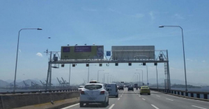 Painel Front Light na Ponte Rio-Niterói - pórtico 13 - sentido de Niterói para o Rio