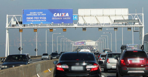 Painel Front Light na Ponte Rio-Niterói - pórtico 14 - sentido de Niterói para o Rio