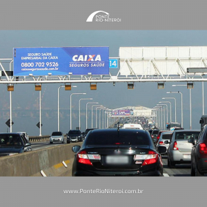 Painel Front Light na Ponte Rio-Niterói - pórtico 14 - sentido de Niterói para o Rio