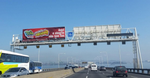 Painel Front Light na Ponte Rio-Niterói - pórtico 16 - sentido de Niterói para o Rio