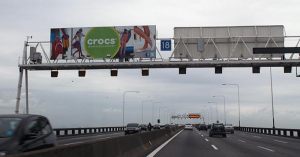 Painel Front Light na Ponte Rio-Niterói - pórtico 18 - sentido de Niterói para o Rio